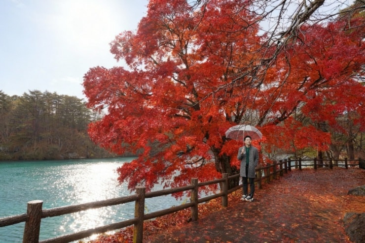 Mặt nước trong xanh tại hồ Ngũ Sắc