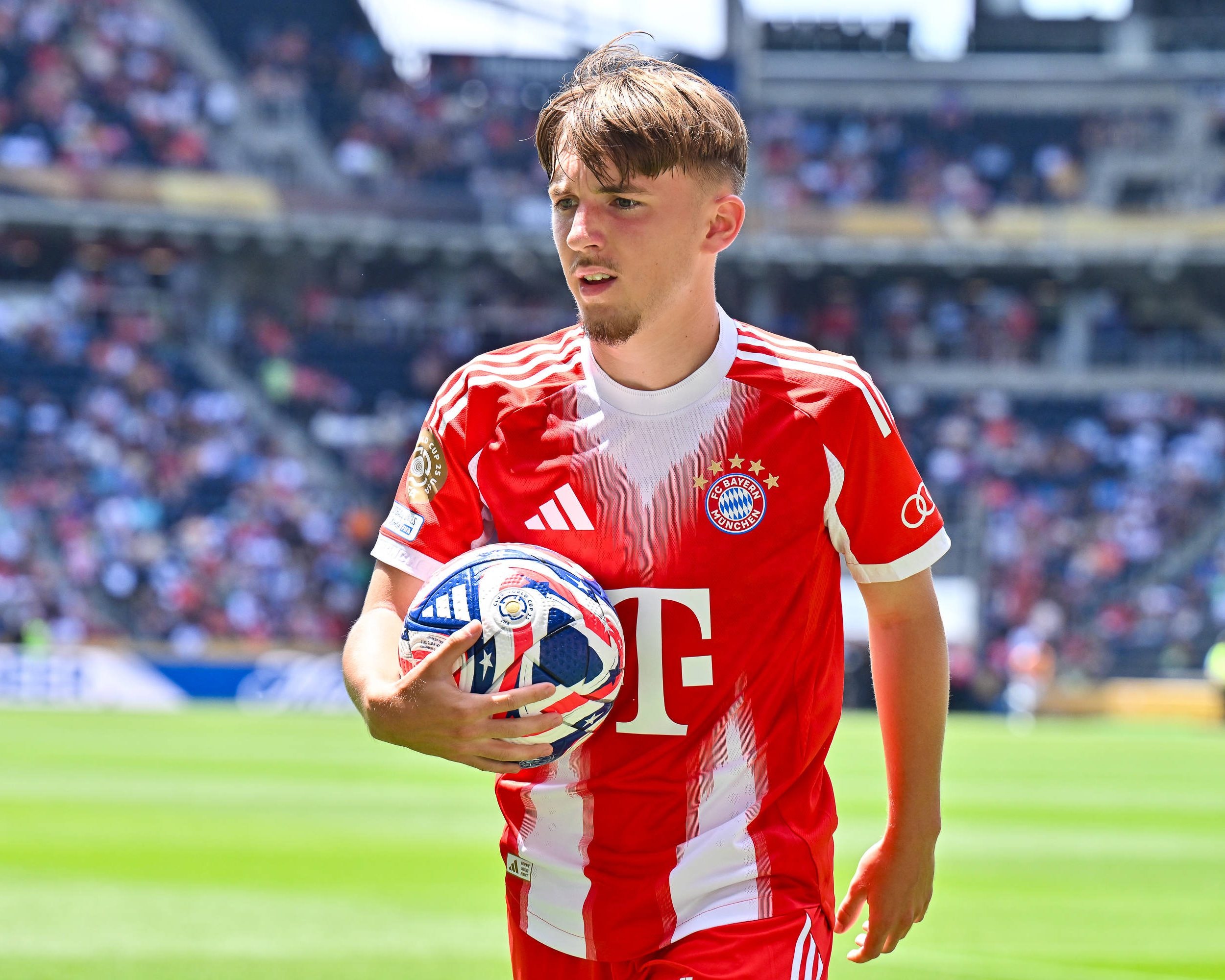 Tài năng trẻ Lennart Karl của Bayern Munich hướng về Real Madrid