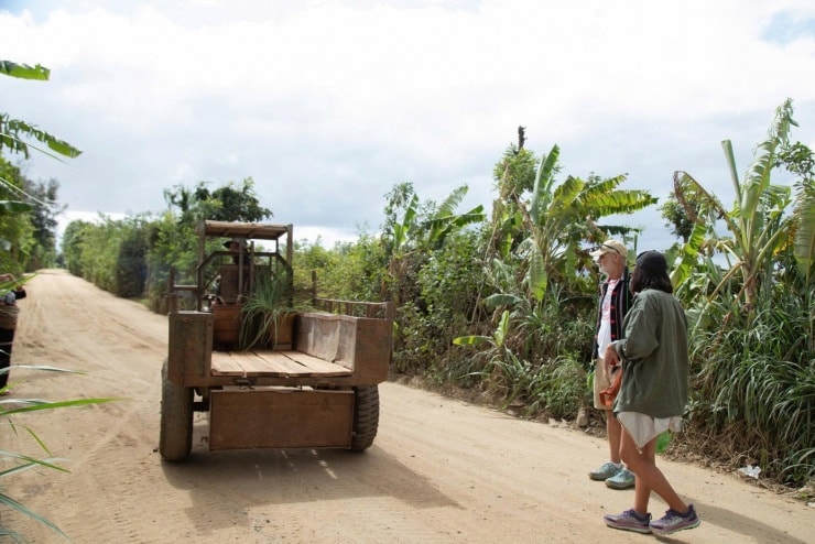 Khách Tây thích thú trải nghiệm phương tiện đặc trưng người địa phương sử dụng hàng ngày để lên rẫy.