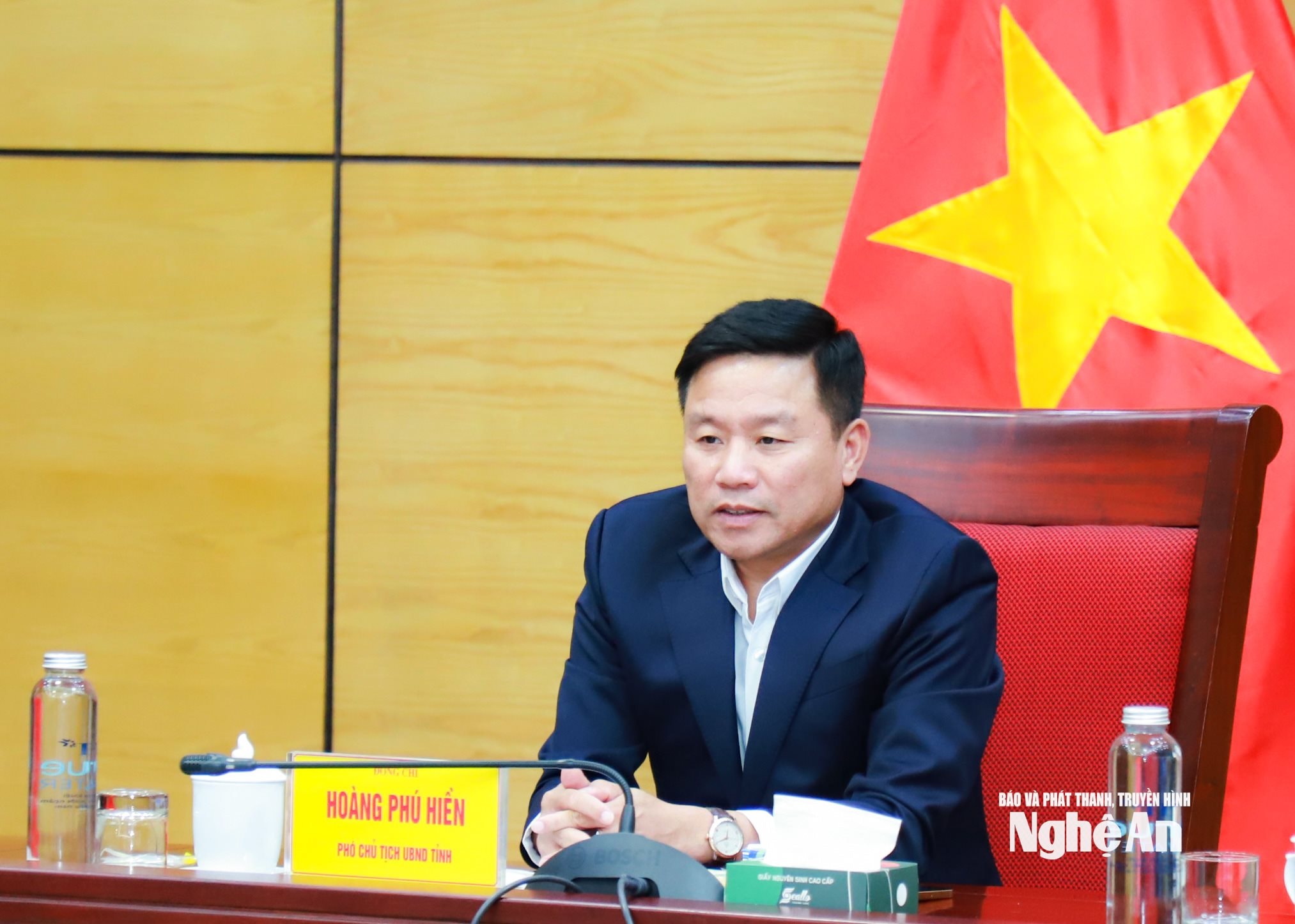 Phó Chủ tịch UBND tỉnh Hoàng Phú Hiền chủ trì tại điểm cầu UBND tỉnh Nghệ An. Ảnh: Thành Duy