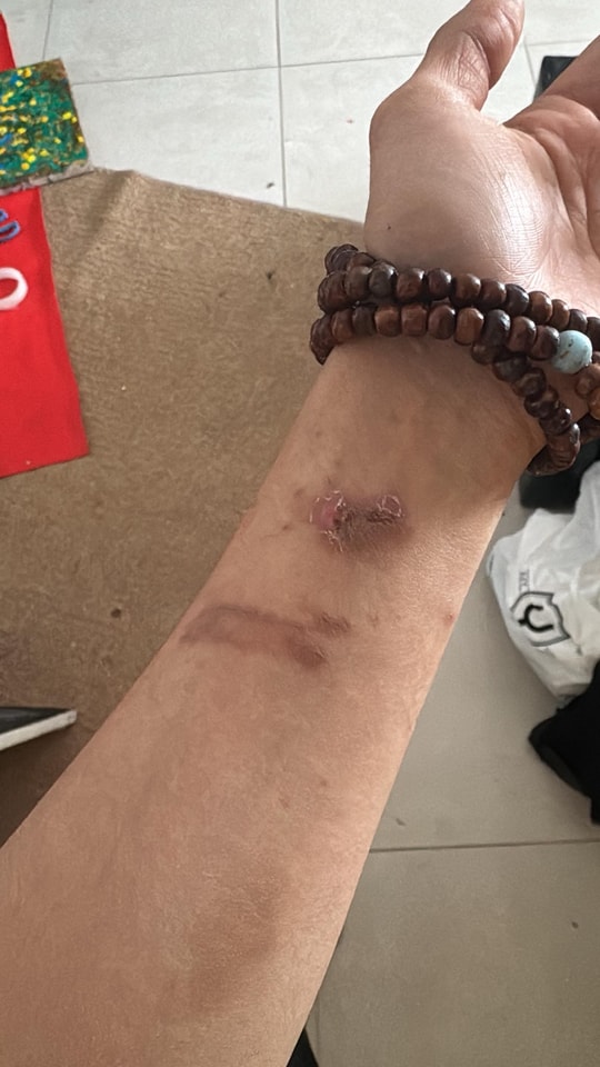 Sử dụng laptop đúng cách trên bề mặt phẳng để tản nhiệt tốt