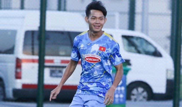 Vĩ Hào về nước điều trị chấn thương.