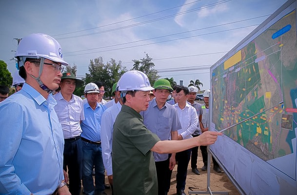 Phó Thủ tướng Trần Hồng Hà kiểm tra 2 dự án cao tốc ở Đồng bằng sông Cửu Long copy