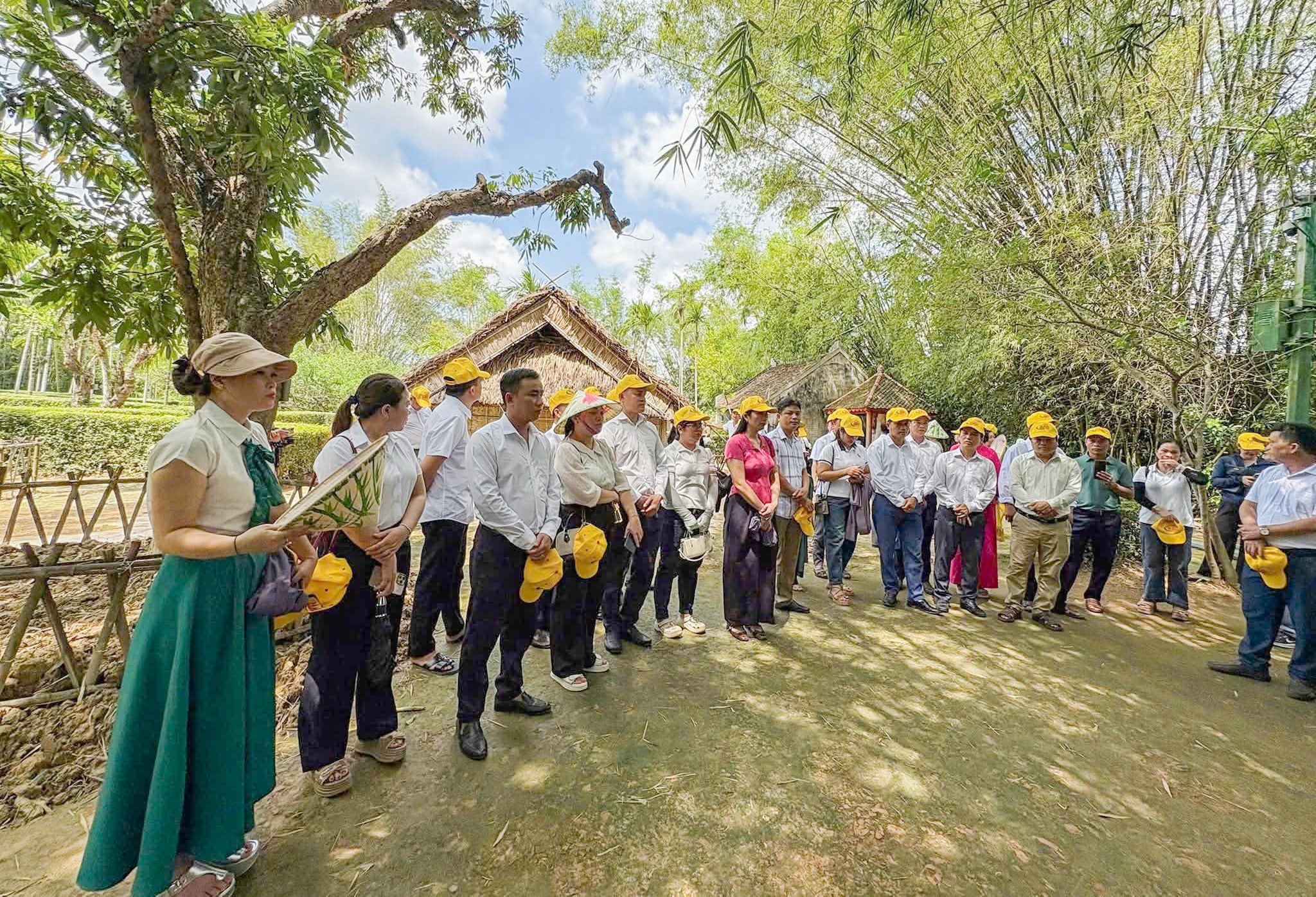 Trung tâm chính trị xã Mường Xén tổ chức cho các học viên tham quan thựck tế