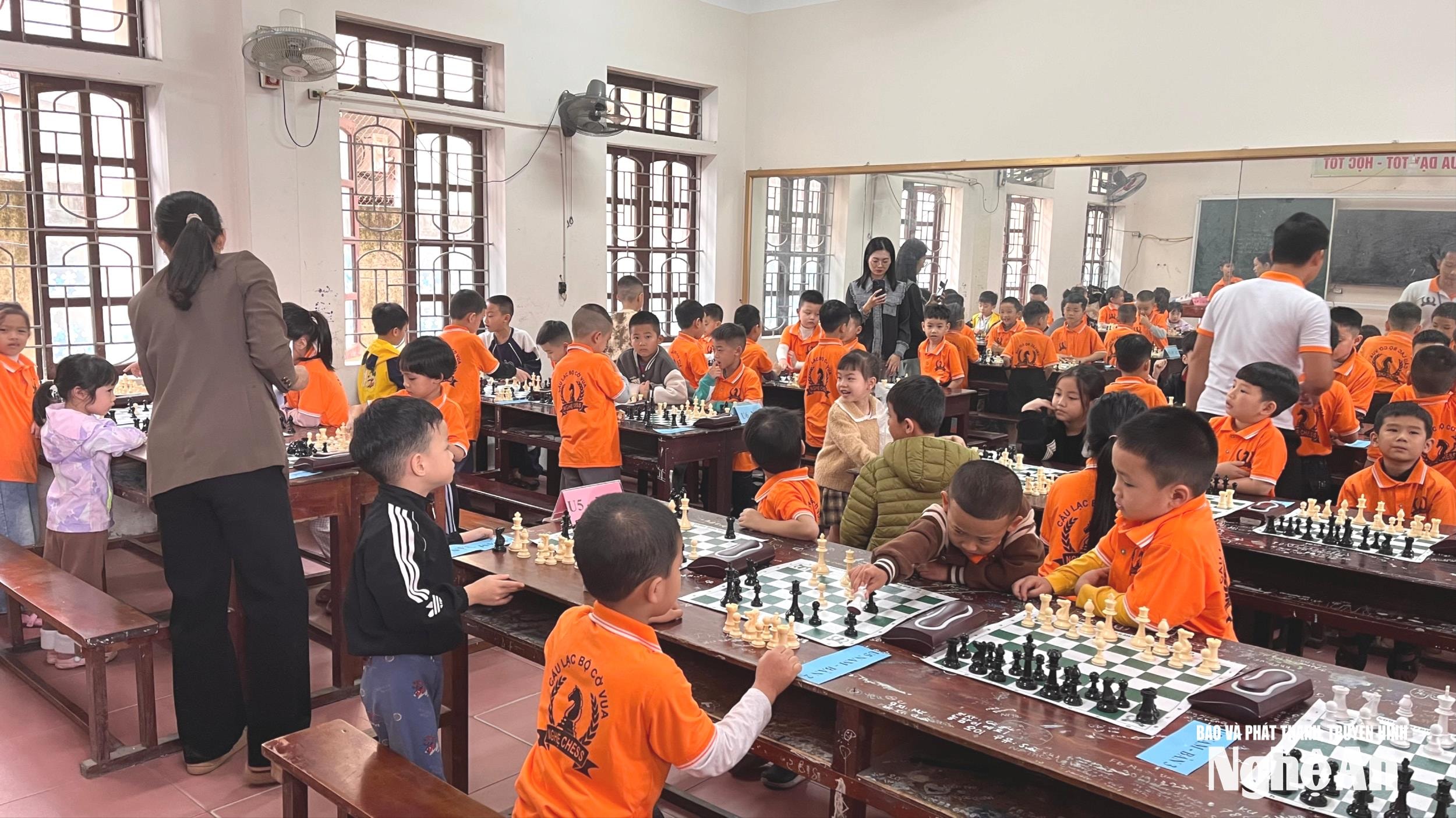 cac-ki-thu-nhi-lua-tuoi-u5-u6-tai-giai-dau-noi-bo-cua-clb-nghe-chess(1).jpeg