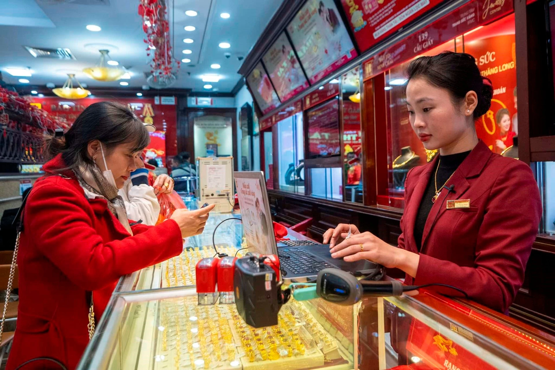 Giá vàng hôm nay 8/1: Giá vàng miếng, vàng nhẫn, vàng thế giới, giá bạc Phú Quý