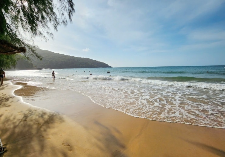 Du khách săn ảnh máy bay hạ cánh sát mặt biển tại Bãi Đầm Trầu