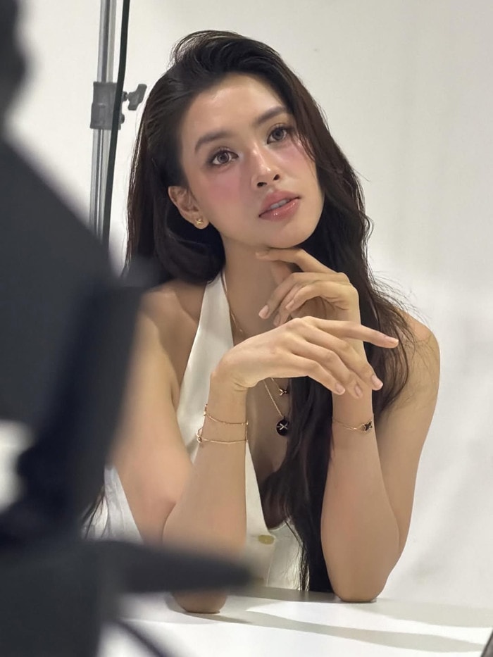 Nhan sắc nổi bật của Tiểu Vy qua ảnh chụp bằng camera thường