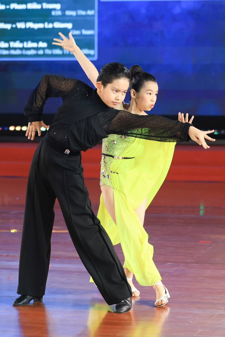 Con trai đầu lòng của Khánh Thi và Phan Hiển được khán giả gọi là kiện tướng dancesport nhí.