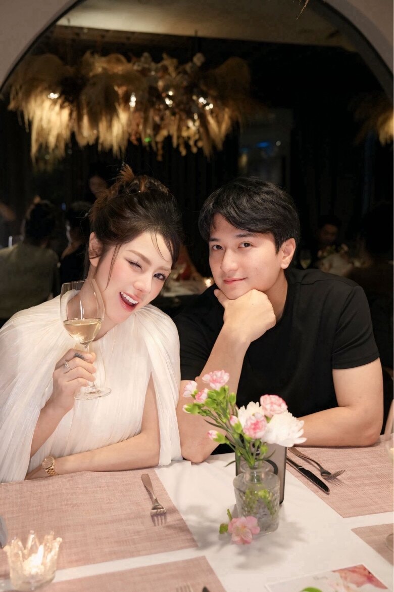 Hơn 6 năm bên nhau, cặp đôi ngày càng mặn nồng.