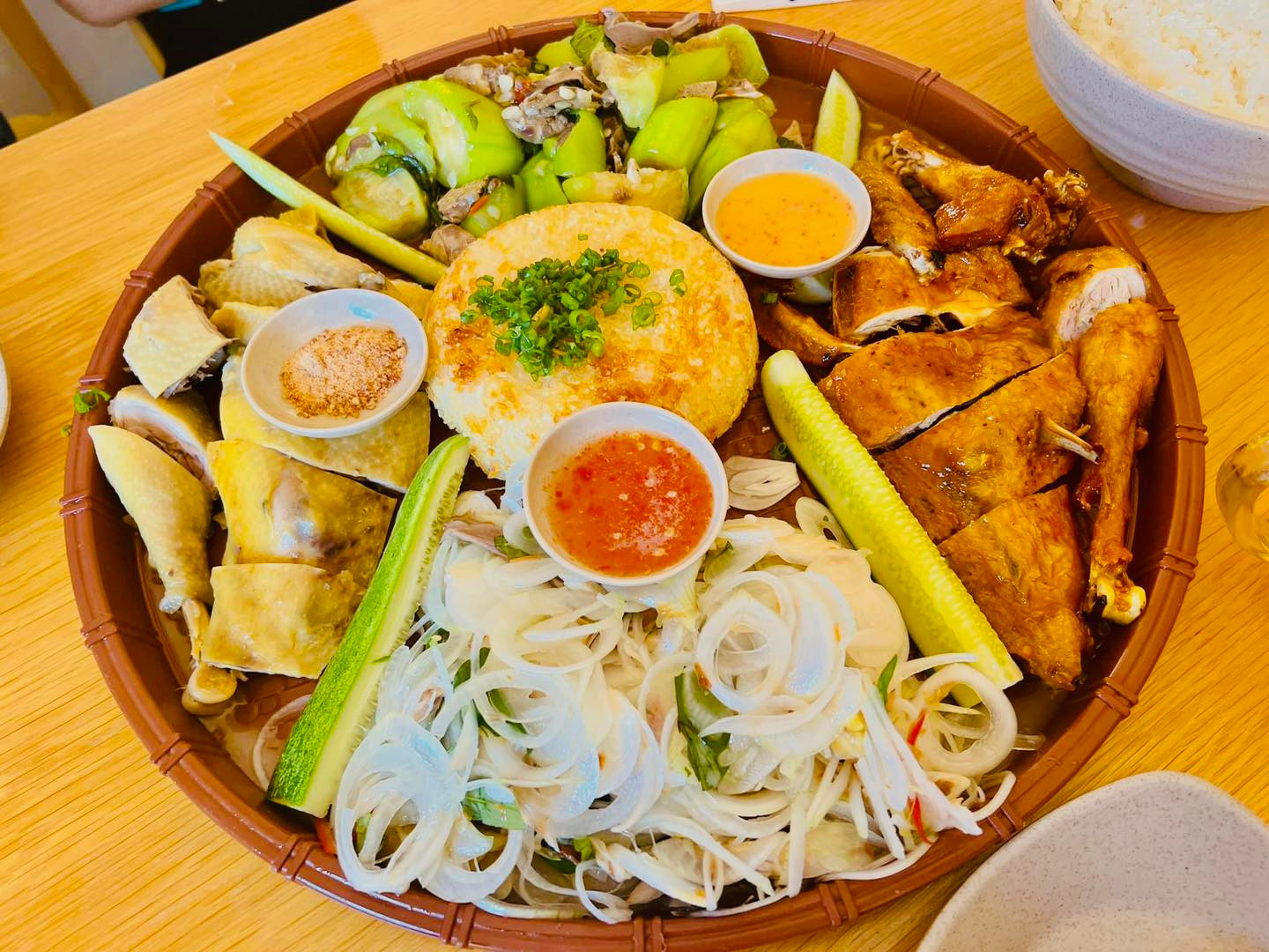 Cơm gà Phan Rang nức tiếng với thịt gà chắc ngọt và hạt cơm vàng óng