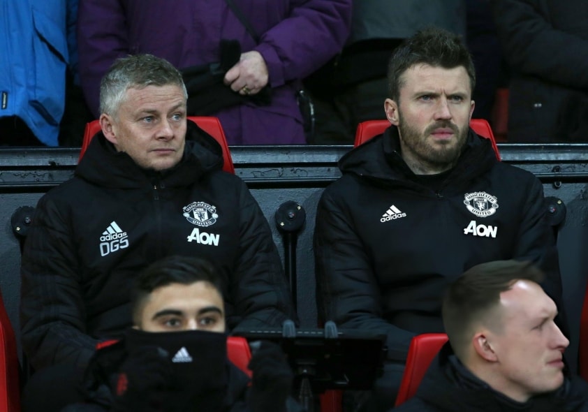 Ole Gunnar Solskjaer và Michael Carrick là hai ứng viên tiềm năng cho vị trí HLV tạm quyền của MU