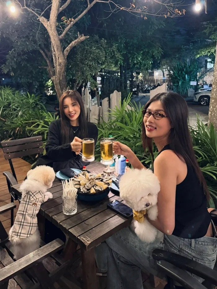 Hai nàng hậu công khai khoảnh khắc đi ăn cùng nhau dịp đầu năm mới.