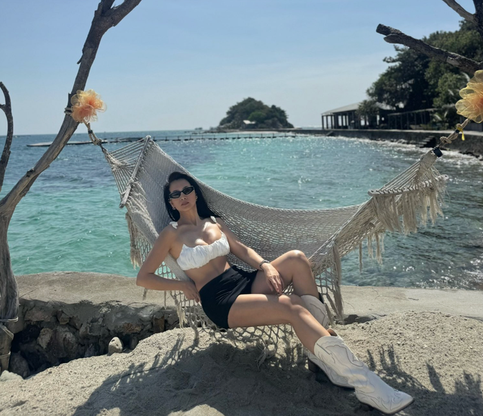 Anh Thư diện trang phục thời thượng trong chuyến du lịch