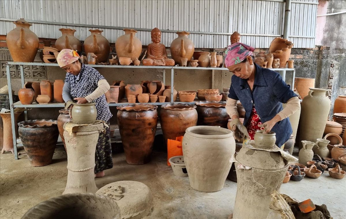 Nghệ nhân tại làng gốm Bàu Trúc đang tỉ mỉ tạo hình cho các sản phẩm gốm truyền thống