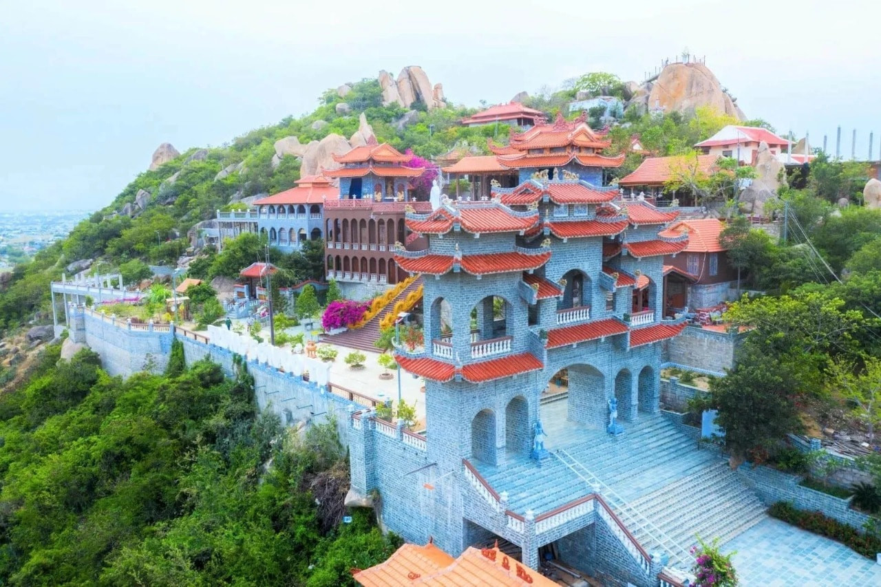Vẻ đẹp uy nghiêm của Trùng Sơn Cổ Tự tọa lạc trên núi Đá Chồng