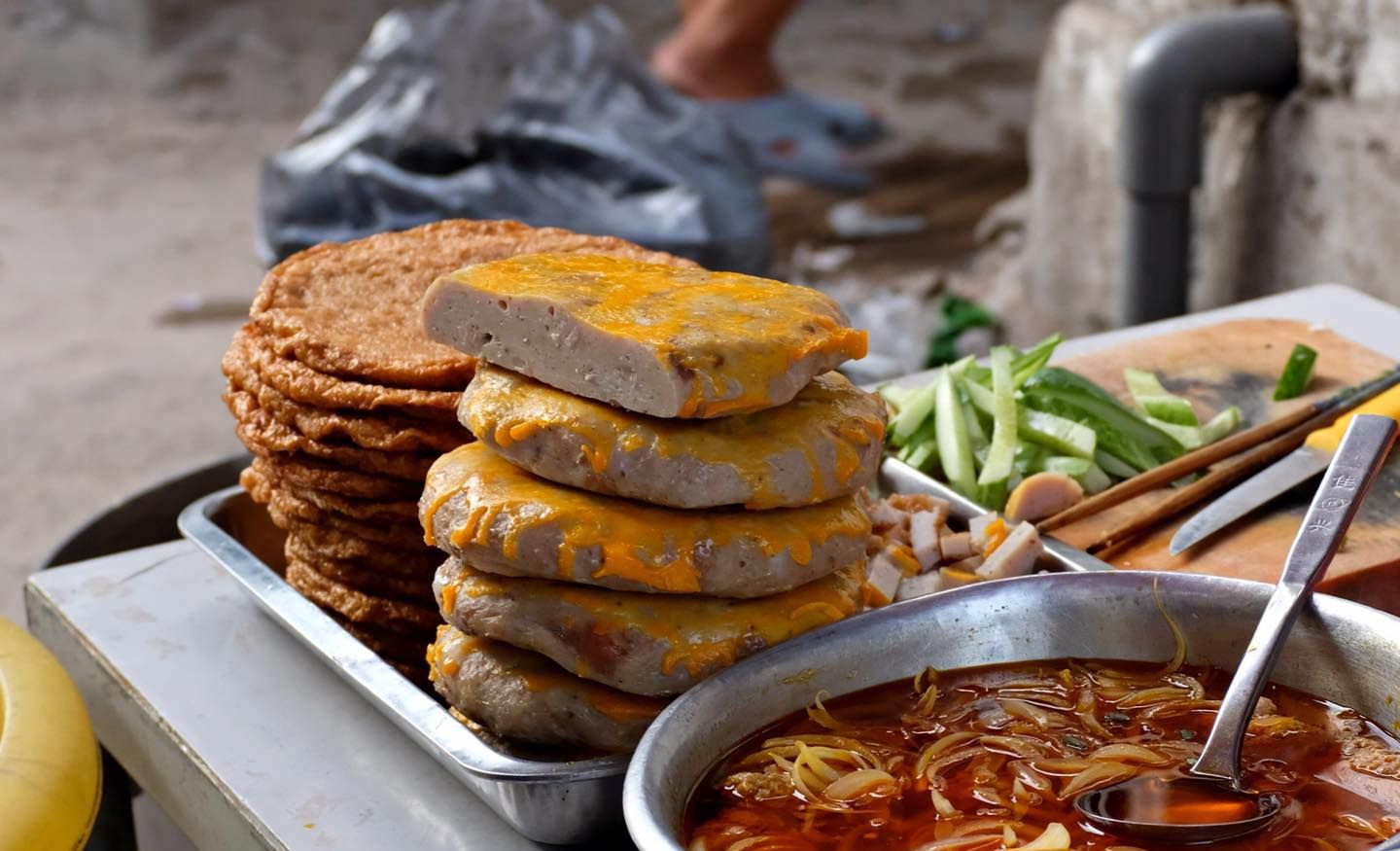 Tô bánh canh chả cá nóng hổi là món ăn sáng quen thuộc của người dân bản địa