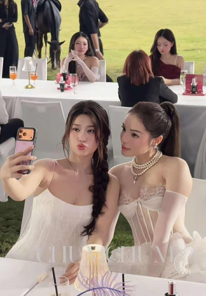 Kỳ Duyên và Đoàn Thiên Ân thân thiết tại một sự kiện giải trí.