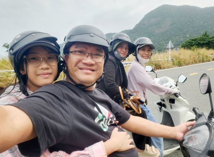 Du khách trải nghiệm phượt xe máy trên các cung đường ven biển Côn Đảo