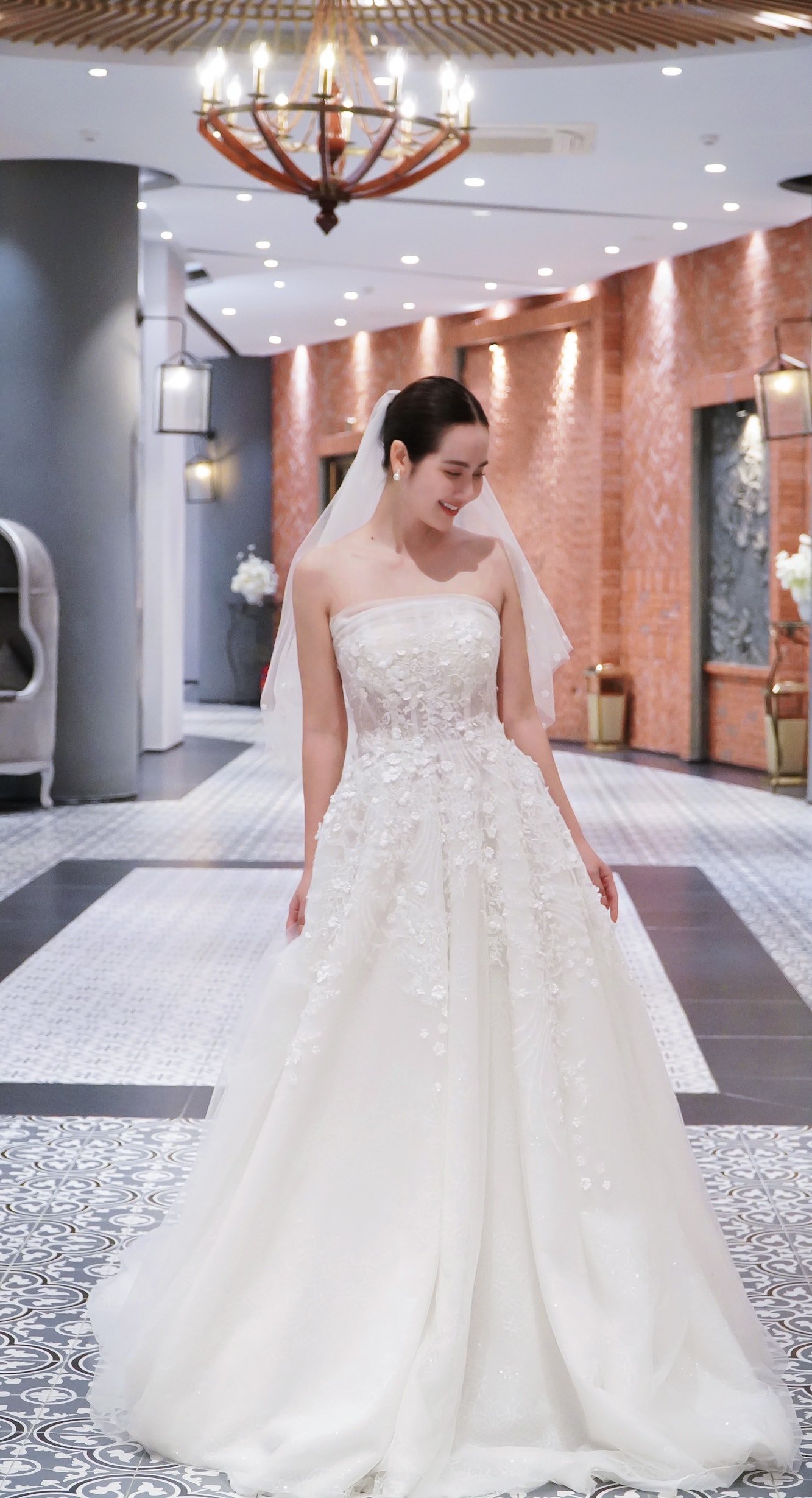 Cận cảnh diễn xuất nội tâm của Phan Minh Huyền trong phim.