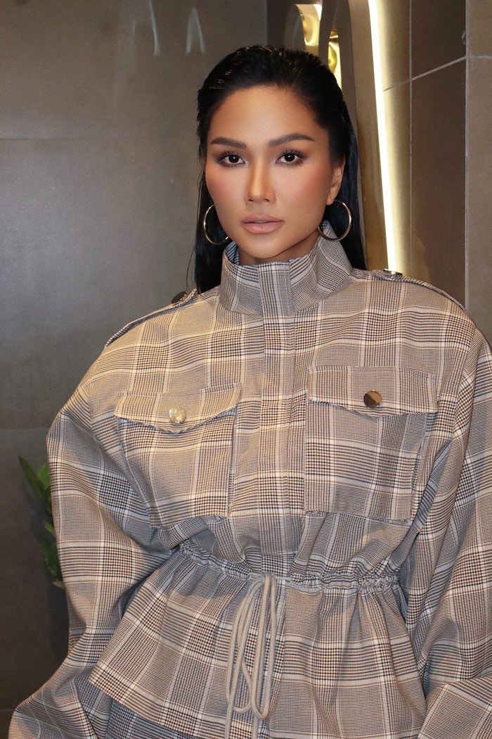 H'Hen Niê luôn làm việc chăm chỉ, thể hiện hình ảnh thân thiện trong những năm qua.