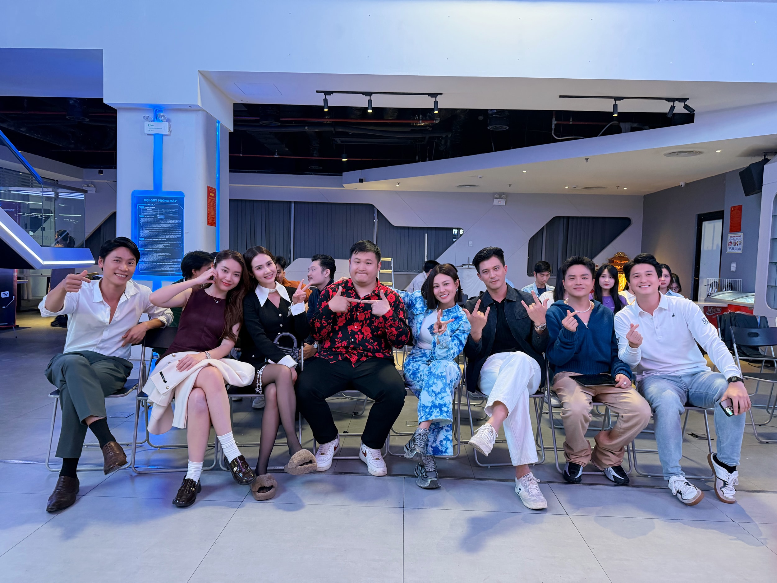 Phan Minh Huyền cùng dàn diễn viên tài năng trong phim Cách em 1 milimet.