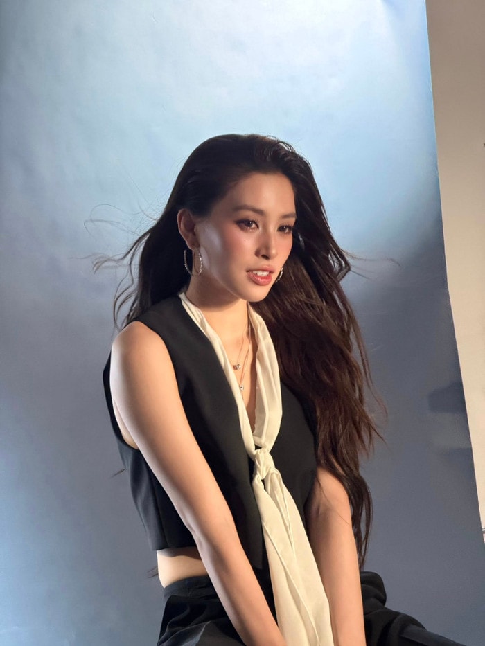 Tiểu Vy khoe vóc dáng thon thả và làn da khỏe mạnh trong trang phục thời trang