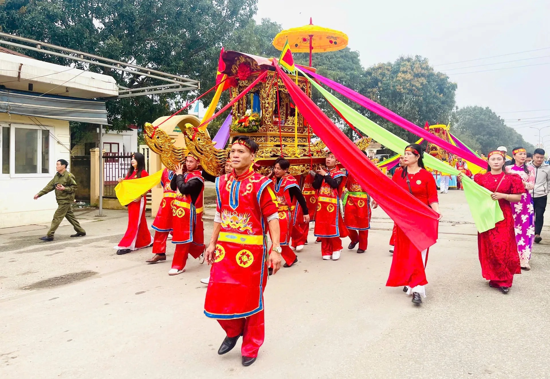 Lễ rước kiệu ở Lễ hội Đền Mai Bang