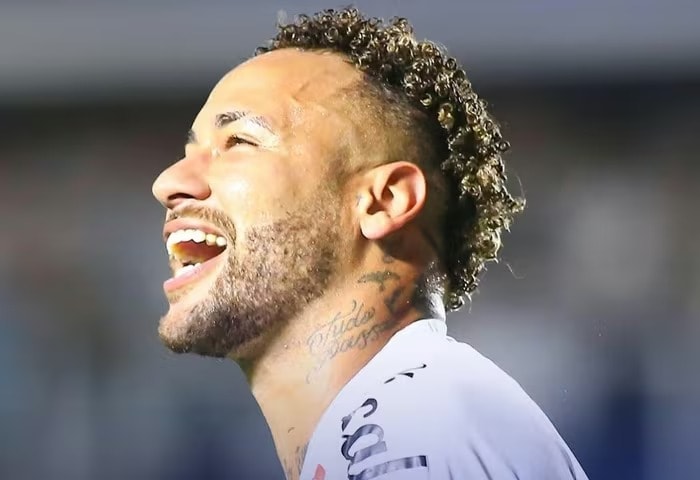 Neymar quyết định ở lại Santos.