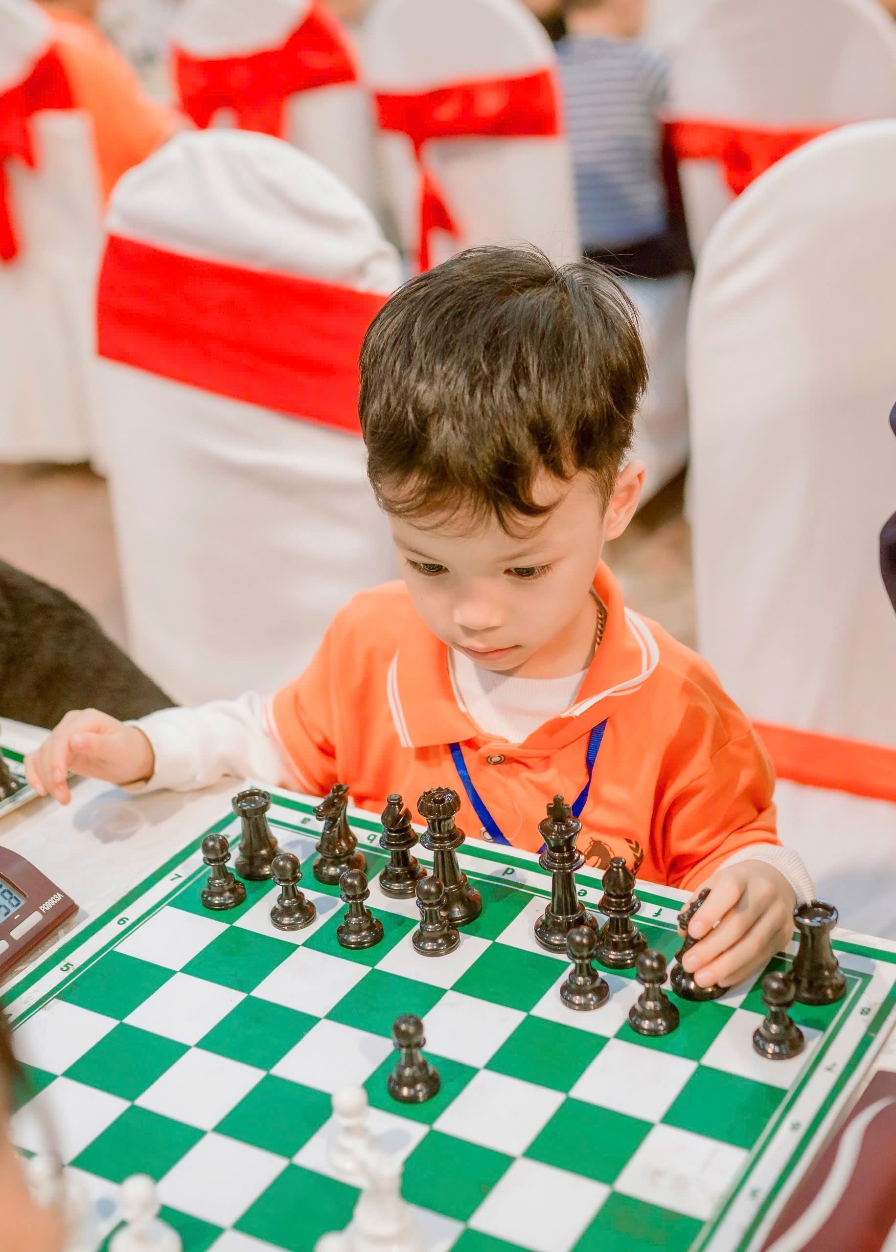 Những em nhỏ thay vì đòi xem ti vi hay điện thoại nay đã tìm được niềm vui và rèn khả năng tập trung thông qua những ván cờ