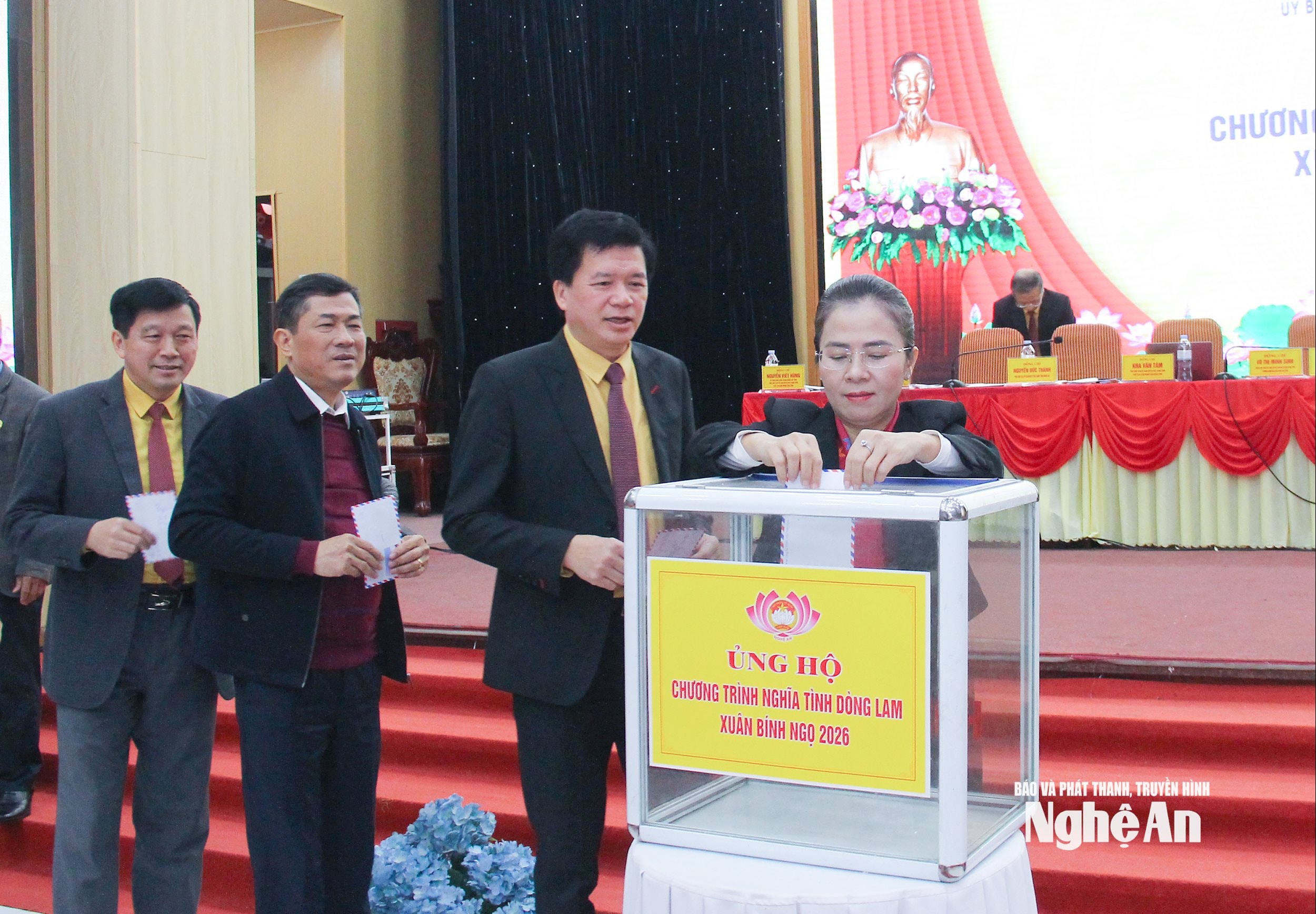 Các đồng chí lãnh đạo tỉnh và Uỷ ban MTTQ Việt Nam tỉnh đóng góp ủng hộ, giúp đỡ người nghèo, người có hoàn cảnh khó khăn, người yếu thế đón Tết Bính Ngọ năm 2026 theo Thư kêu gọi của Bí thư Tỉnh uỷ. Ảnh: Mai