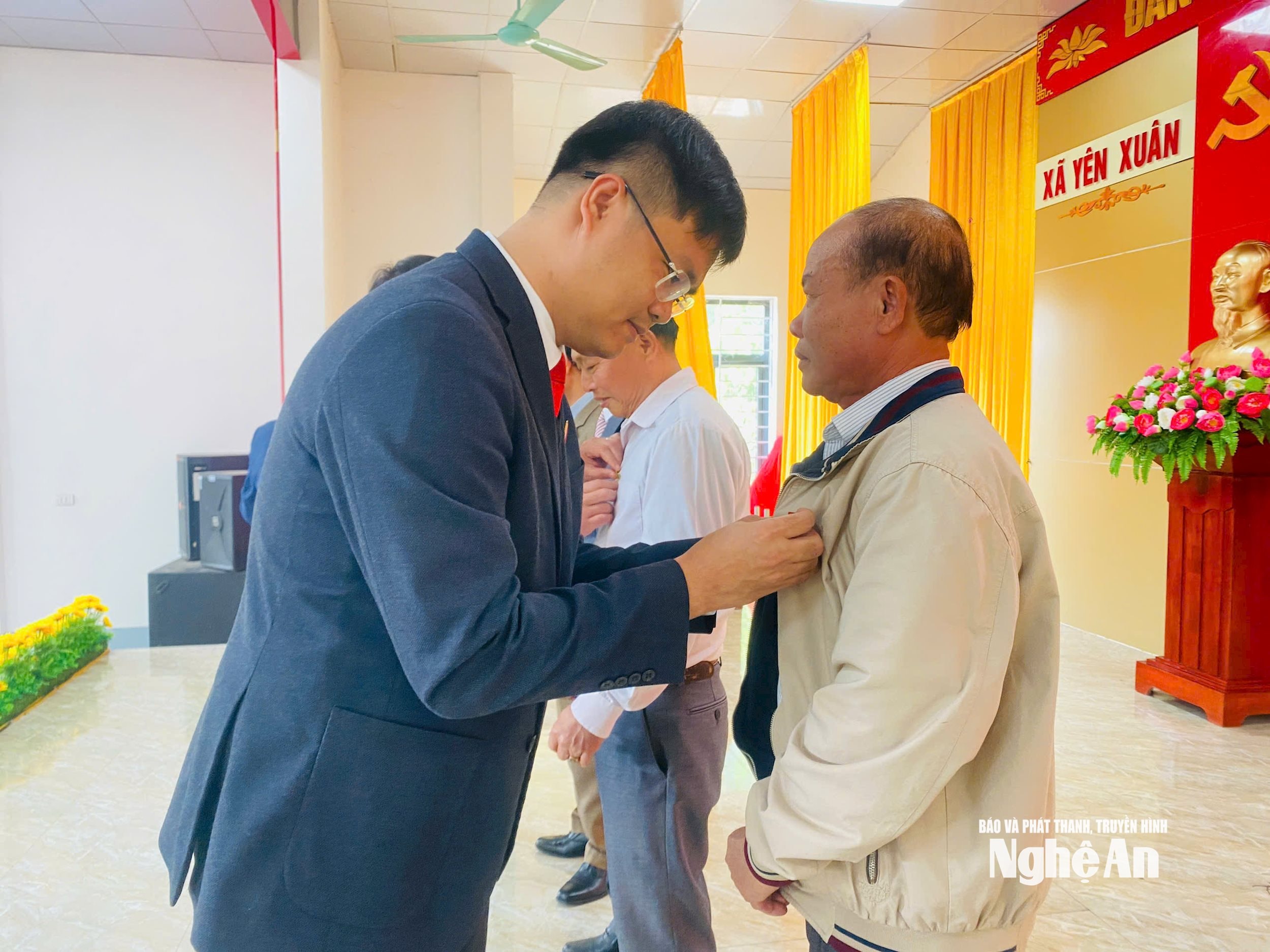  Đồng chí Phạm Văn Toàn trao huy hiệu Đảng cho các Đảng viên.