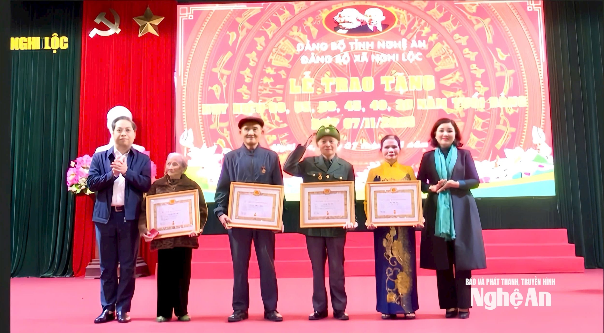 Trao huy hiệu Đảng 1