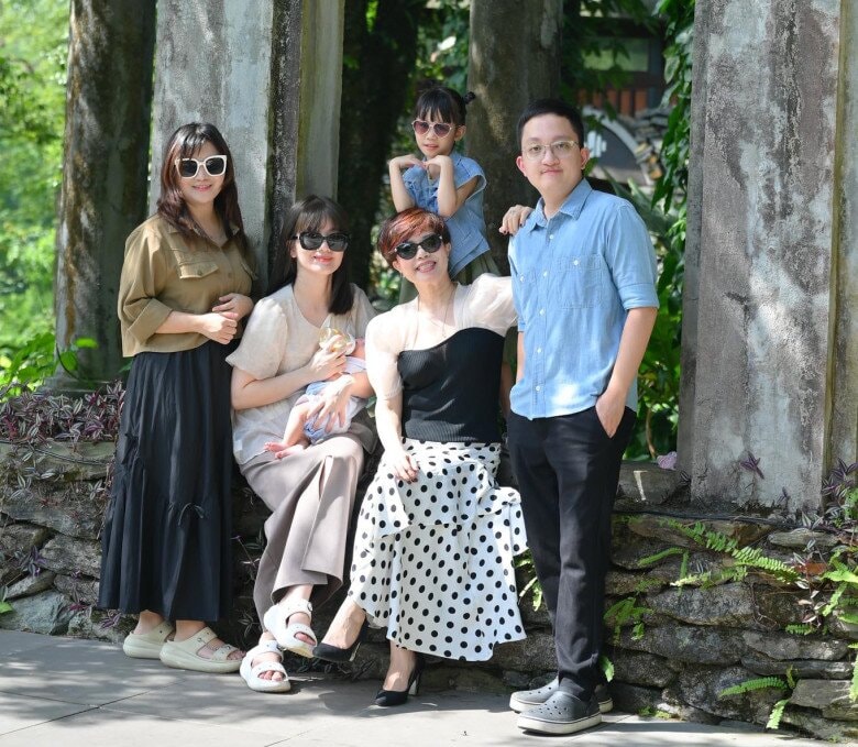 NSND Ngọc Huyền tận hưởng cuộc sống về hưu bên con cháu.