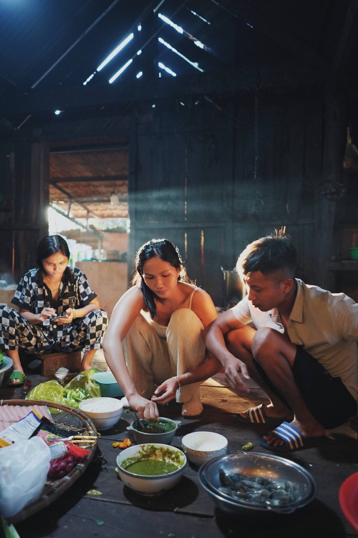 H'Hen Niê để mặt mộc diên trang phục thoải mái tại quê nhà