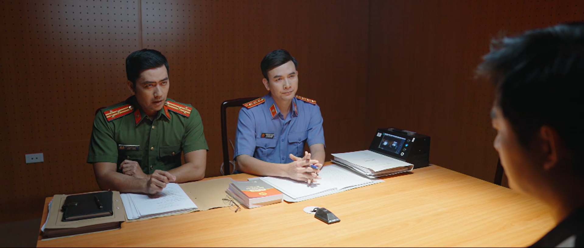 Cơ quan công an tiến hành lấy lời khai của các đối tượng liên quan.