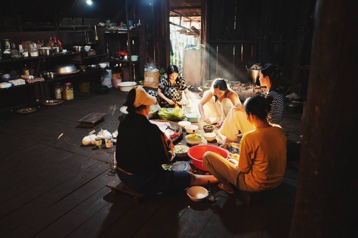 H'Hen Niê quây quần bên người thân tại nhà sàn Đắk Lắk chuẩn bị bữa ăn đầu năm