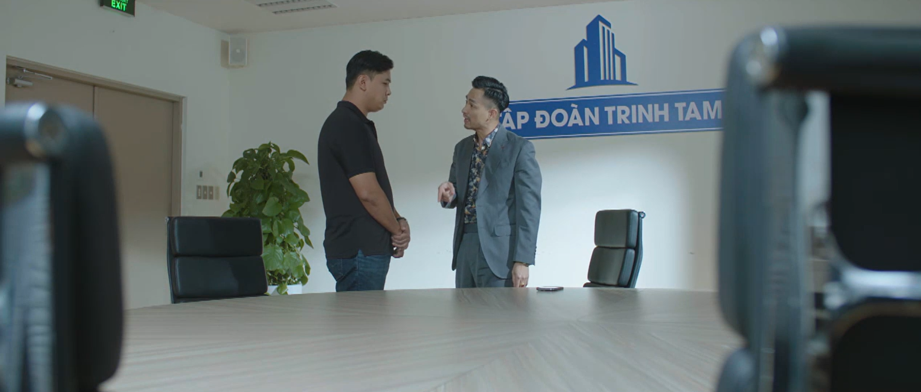 Cơ quan chức năng áp giải đối tượng Phùng.