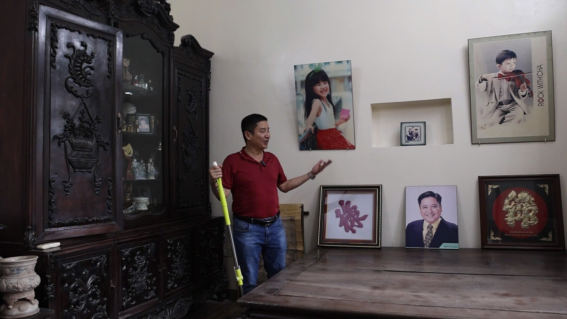 Hiện tại, Chí Trung sống một mình trong căn nhà từng sinh sống với vợ cũ.