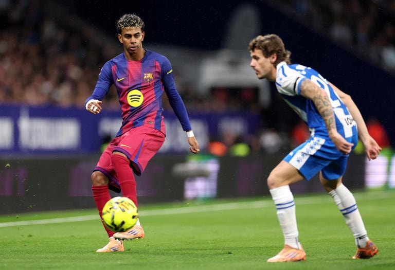Carlos Romero theo kèm sát sao Lamine Yamal trong trận derby xứ Catalan