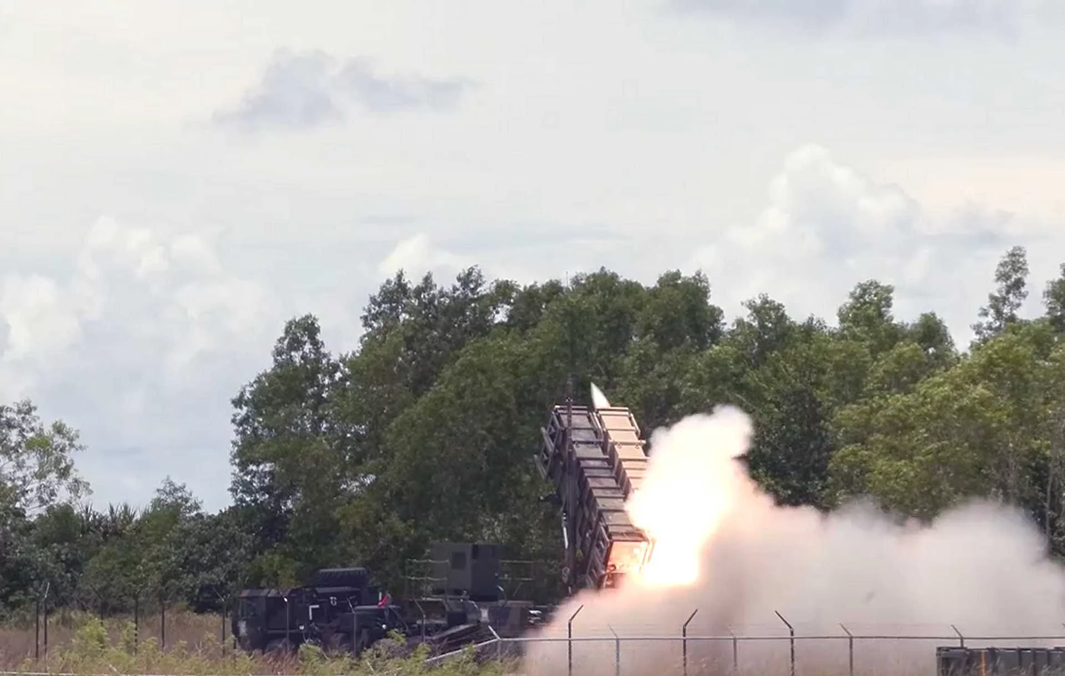 Binh sĩ Mỹ vận hành hệ thống Patriot PAC-3 tại Okinawa