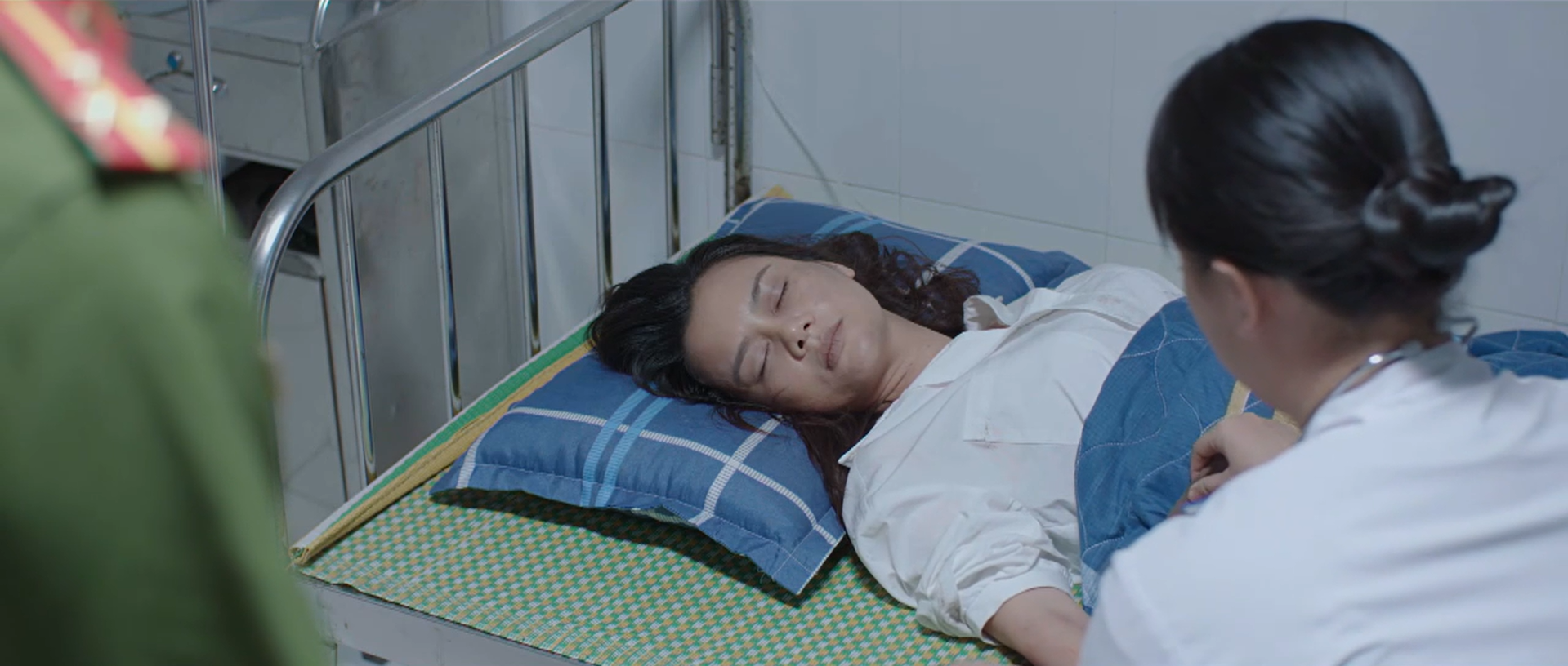 Thu và Triển lo lắng cho tình trạng của Nguyệt tại bệnh viện.