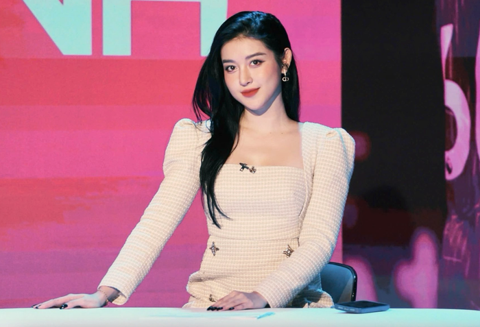 Á hậu Huyền My từng thể hiện sự nghẹn ngào khi đăng loạt ảnh trong thời gian còn làm MC, BTV thể thao. Ảnh: FBNV