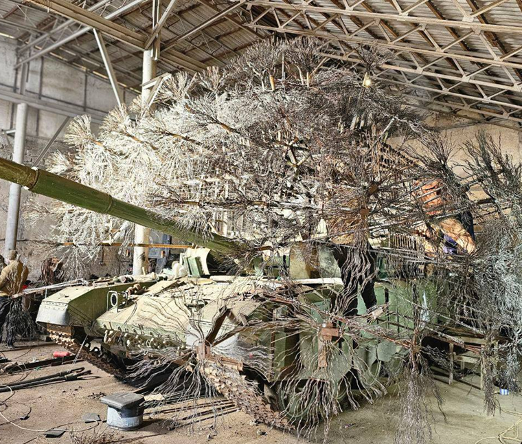 Xe tăng T-90M của Nga với giáp chống drone