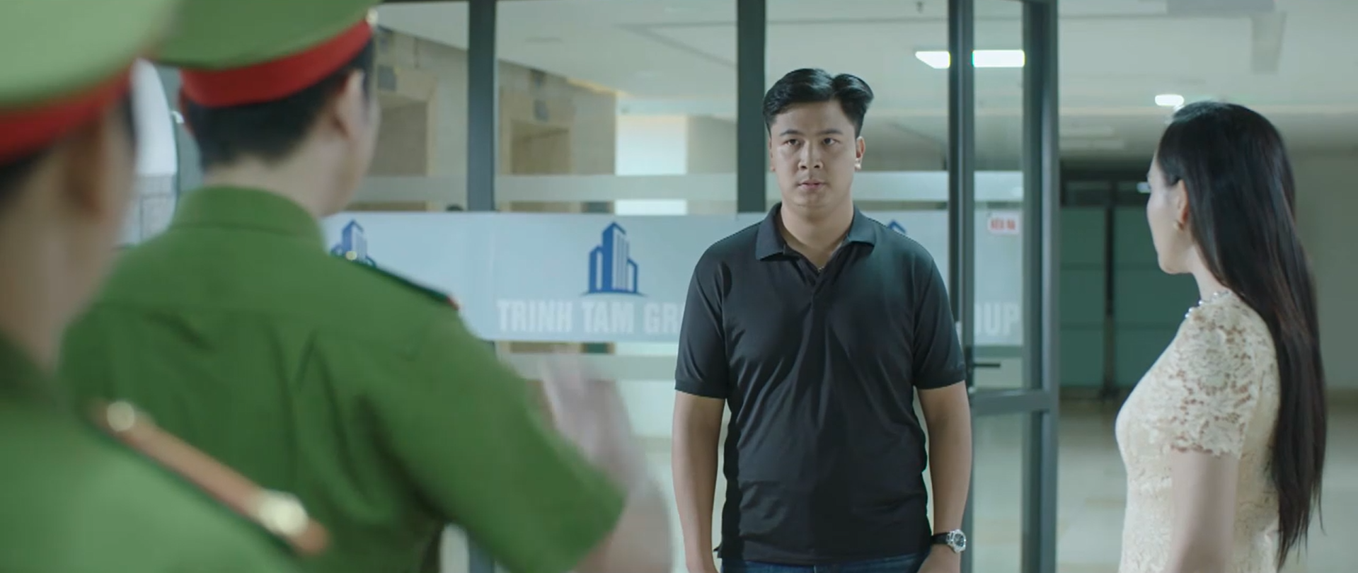 Thiệu dặn dò đàn em trước khi bị công an đưa đi.