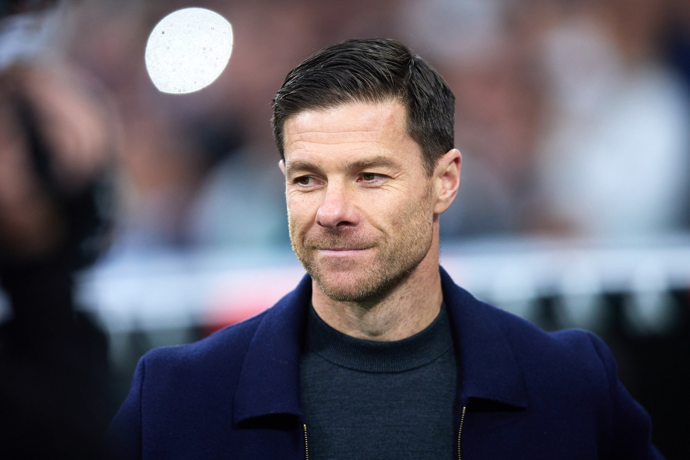 HLV Xabi Alonso và Antonio Rudiger tại sân tập