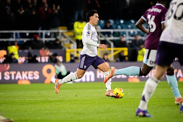 Lisandro Martinez trong trận đấu với Burnley tại Ngoại hạng Anh.