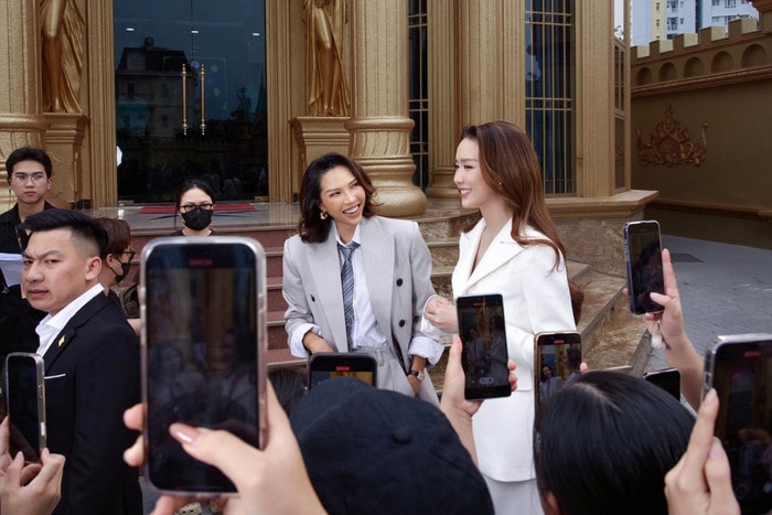 Minh Triệu cùng các đồng nghiệp trong giới giải trí.