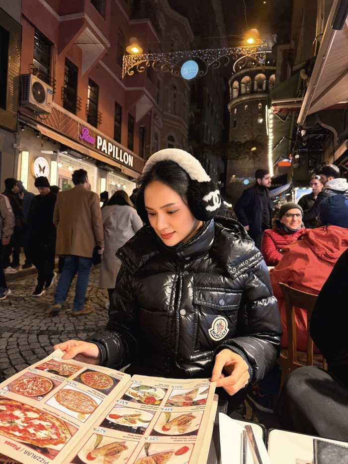 Hương Giang thư giãn trong chuyến du lịch cùng bạn bè