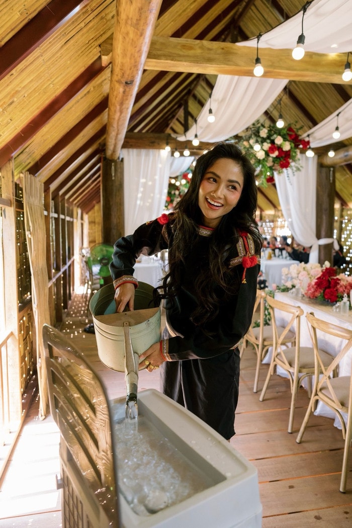 Đám cưới H'Hen Niê diễn ra tại căn nhà sàn quen thuộc